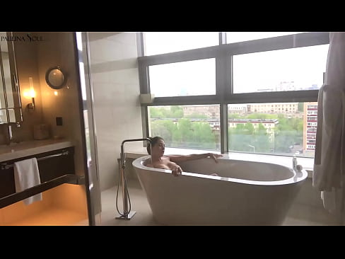 ❤️ Une énorme nana se branlant passionnément la chatte dans la salle de bains ️❌ Vidéo de porno at us ❌