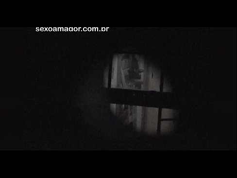 ❤️ Blondie se fait secrètement filmer par un voyeur du quartier caché derrière des briques creuses. ️❌ Vidéo de porno at us ❌
